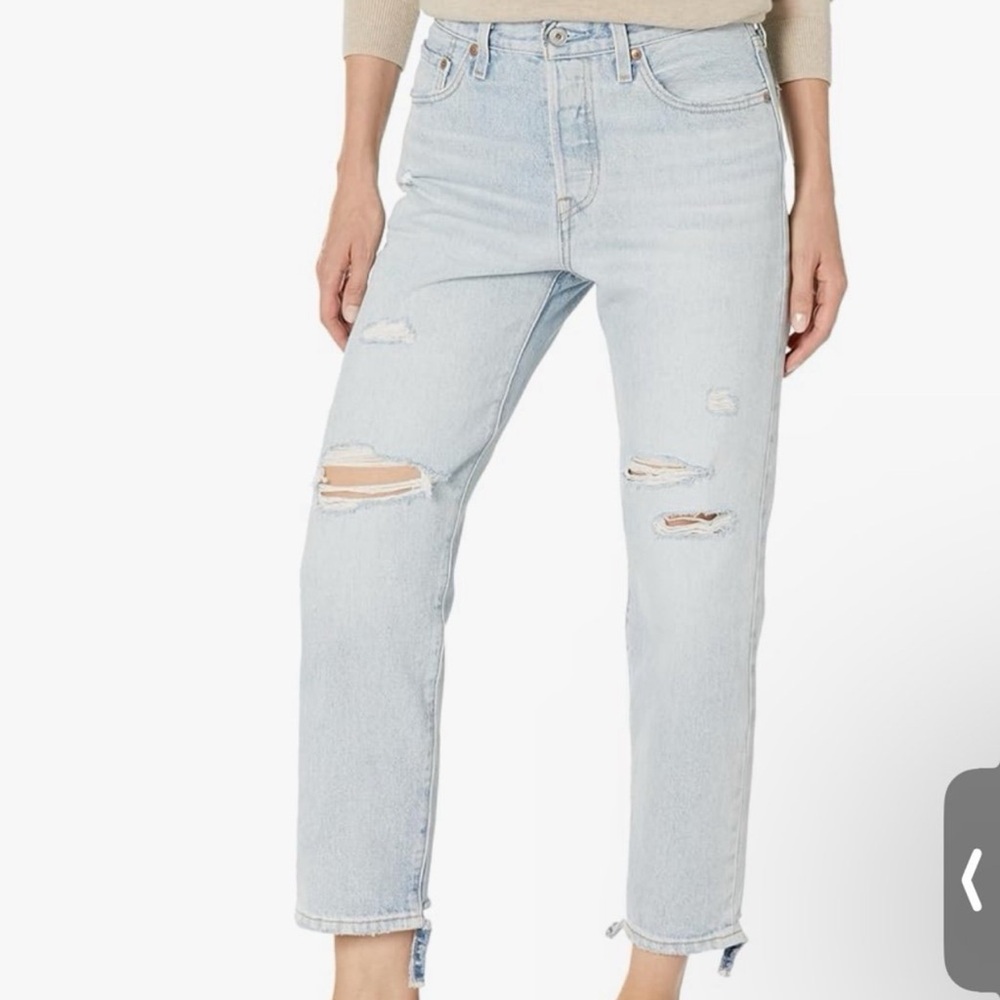 Levi's cropped Distressed jeans